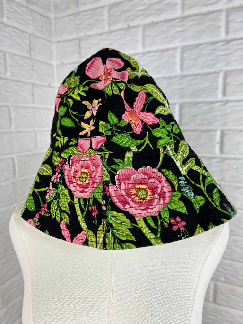 VERA BRADLEY REVERSIBLE BUCKET HAT RETIRED BOTANICAL 2007 PRINT like new
